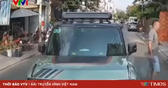 Tài xế bỏ ô tô giữa đường sau mâu thuẫn giao thông