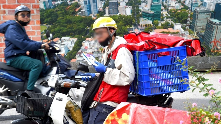 Tài xế công nghệ bán thêm bánh tráng: không ai muốn làm nhiều việc cùng lúc khi cuộc sống đủ đầy Tài xế công nghệ bán thêm bánh tráng: không ai muốn làm nhiều việc cùng lúc khi cuộc sống đủ đầy