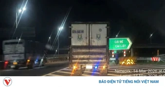 Tài xế dừng xe sai quy định trên cao tốc Trung Lương - Mỹ Thuận để đi vệ sinh