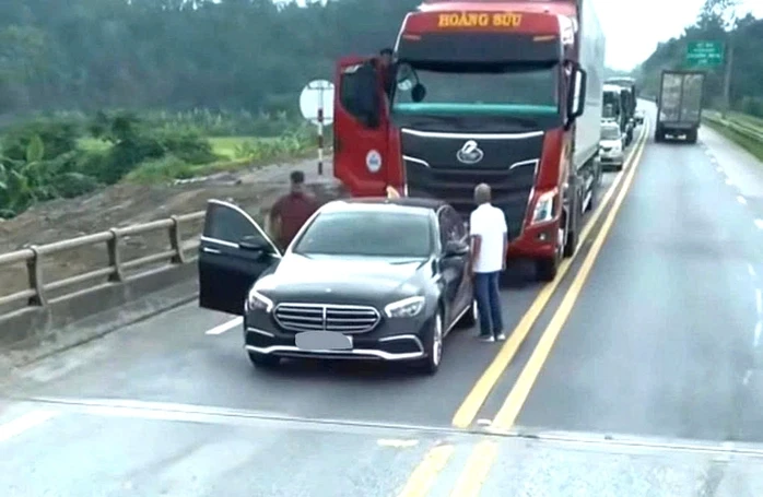Tài xế dừng xe sang Mercedes chặn ô tô đầu kéo trên cao tốc gây ùn tắc Tài xế dừng xe sang Mercedes chặn ô tô đầu kéo trên cao tốc gây ùn tắc