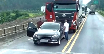 Tài xế dừng xe sang Mercedes chặn ô tô đầu kéo trên cao tốc gây ùn tắc