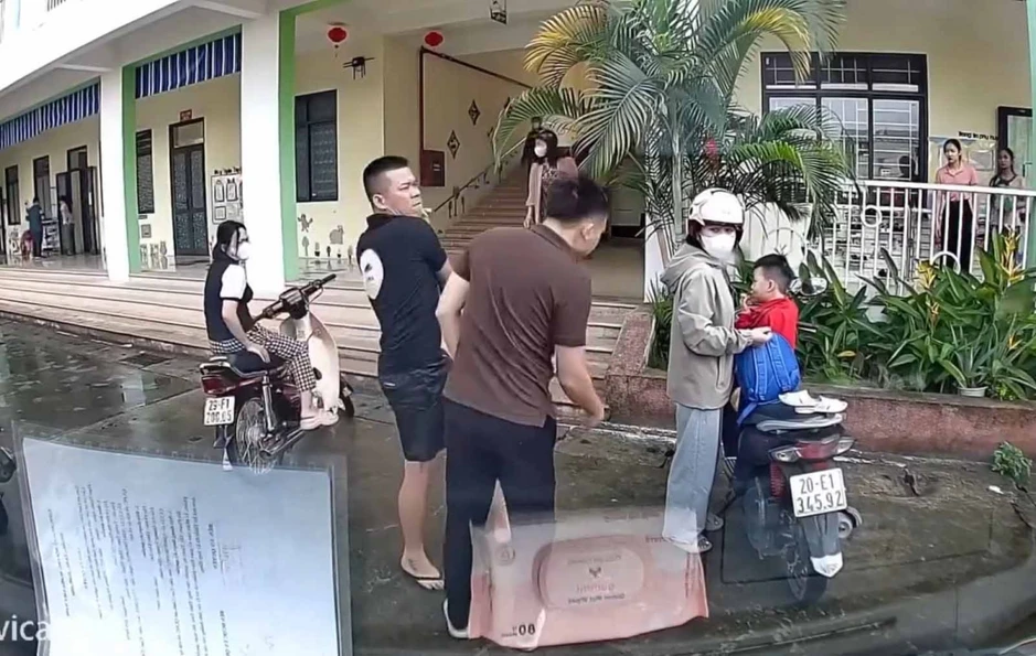 Tài xế giao hàng bị phụ huynh tát tại trường mầm non ở Bắc Ninh Tài xế giao hàng bị phụ huynh tát tại trường mầm non ở Bắc Ninh