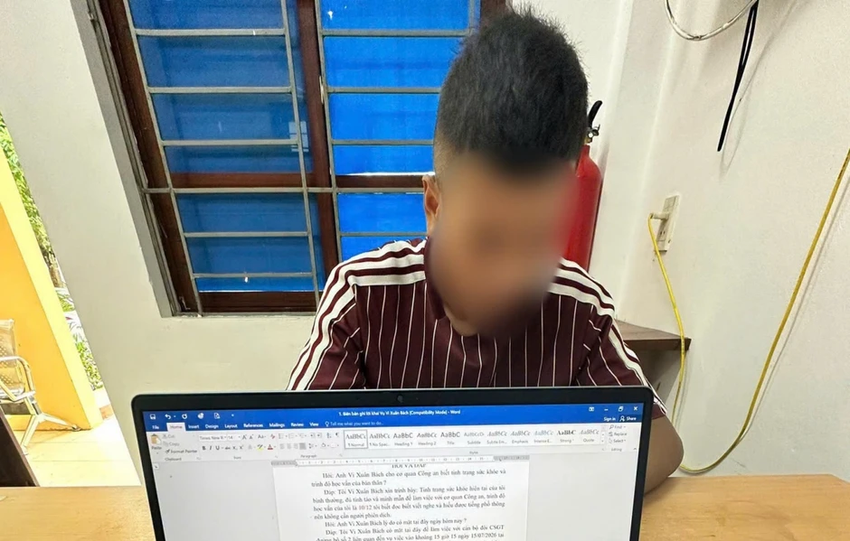 Tài xế không có bằng lái, phi xe ô tô "như tên bay" qua mặt CSGT Tài xế không có bằng lái, phi xe ô tô "như tên bay" qua mặt CSGT