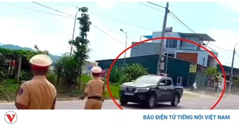 Tài xế không có bằng lái, phi xe ô tô "như tên bay" qua mặt CSGT