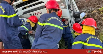 Tài xế mắc kẹt trong cabin sau tai nạn lật xe trên cao tốc