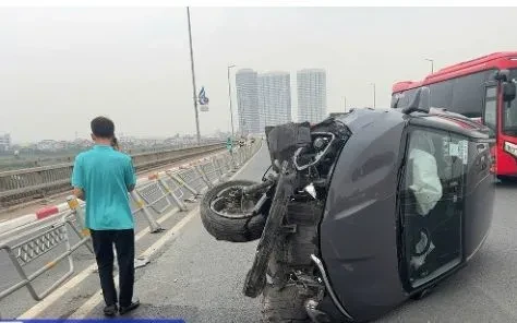 Tài xế mất kiểm soát vì buồn ngủ, taxi tông dải phân cách Tài xế mất kiểm soát vì buồn ngủ, taxi tông dải phân cách