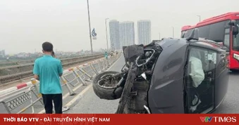Tài xế mất kiểm soát vì buồn ngủ, taxi tông dải phân cách