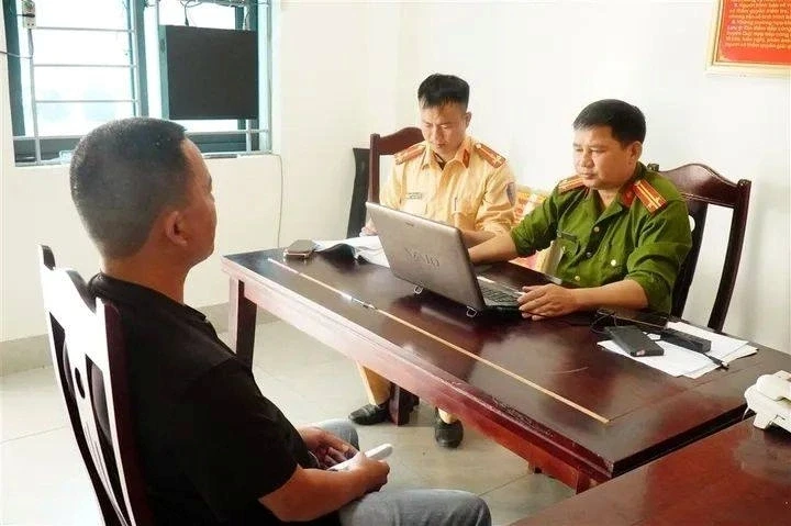 Tài xế ở Nghệ An đỗ xe bán tải chắn ngõ bị phạt 5 triệu đồng, trừ điểm bằng lái Tài xế ở Nghệ An đỗ xe bán tải chắn ngõ bị phạt 5 triệu đồng, trừ điểm bằng lái