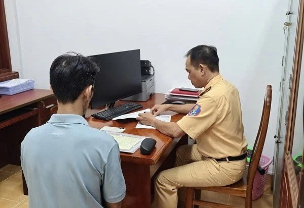 Tài xế ô tô nhận 'cái kết đắng' khi cố vượt rào chắn đường sắt Tài xế ô tô nhận 'cái kết đắng' khi cố vượt rào chắn đường sắt