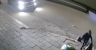 Tài xế ô tô rời khỏi hiện trường sau khi tông người phụ nữ đứng trên vỉa hè
