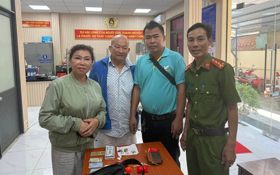 Tài xế taxi trả lại túi xách chứa tài sản trị giá hơn 3 tỷ đồng Tài xế taxi trả lại túi xách chứa tài sản trị giá hơn 3 tỷ đồng