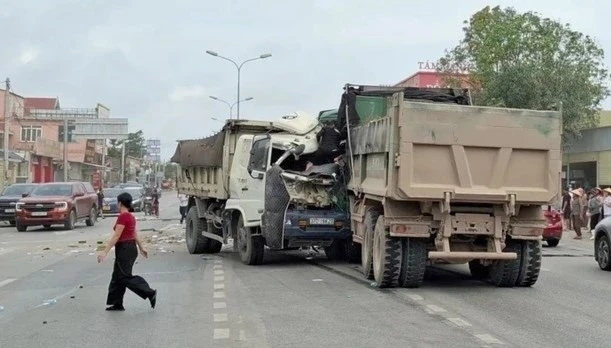 Tài xế tử vong do tai nạn liên hoàn trên Quốc lộ 1A ở Nghệ An Tài xế tử vong do tai nạn liên hoàn trên Quốc lộ 1A ở Nghệ An