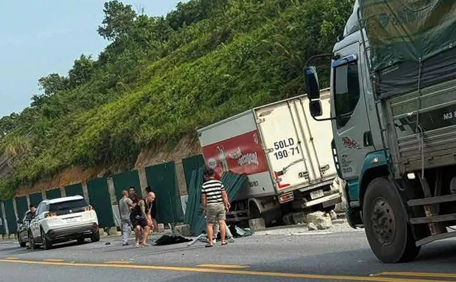 Tài xế tử vong sau khi ô tô đâm vào hộ lan trên cao tốc Nội Bài - Lào Cai Tài xế tử vong sau khi ô tô đâm vào hộ lan trên cao tốc Nội Bài - Lào Cai