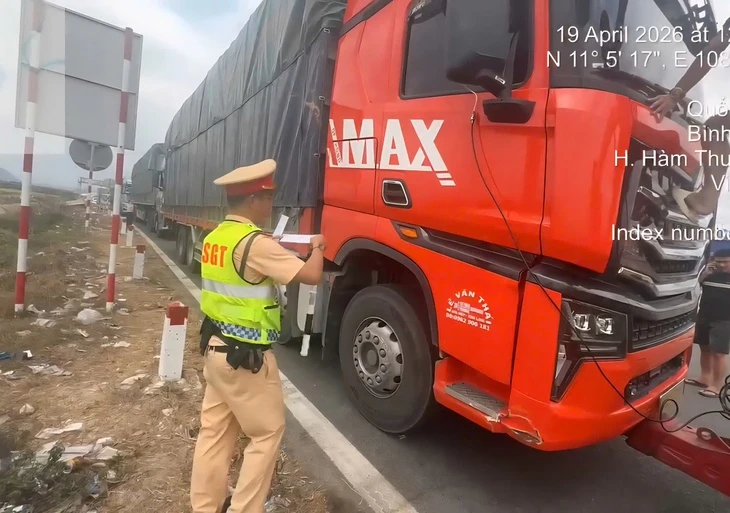 Tài xế và chủ xe tải chở hàng quá khổ, không có giấy phép lái xe trên cao tốc bị phạt 126 triệu đồng Tài xế và chủ xe tải chở hàng quá khổ, không có giấy phép lái xe trên cao tốc bị phạt 126 triệu đồng