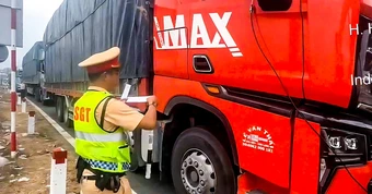 Tài xế và chủ xe tải chở hàng quá khổ, không có giấy phép lái xe trên cao tốc bị phạt 126 triệu đồng