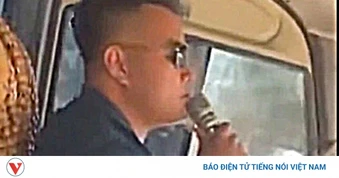 Tài xế vừa hát karaoke vừa lái xe khách ở Nghệ An bị phạt 5,9 triệu đồng