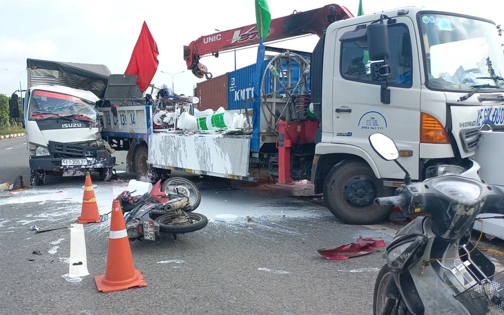 Tài xế xe công nghệ co giật nằm trên đường suýt bị ô tô cán ngang người Tài xế xe công nghệ co giật nằm trên đường suýt bị ô tô cán ngang người