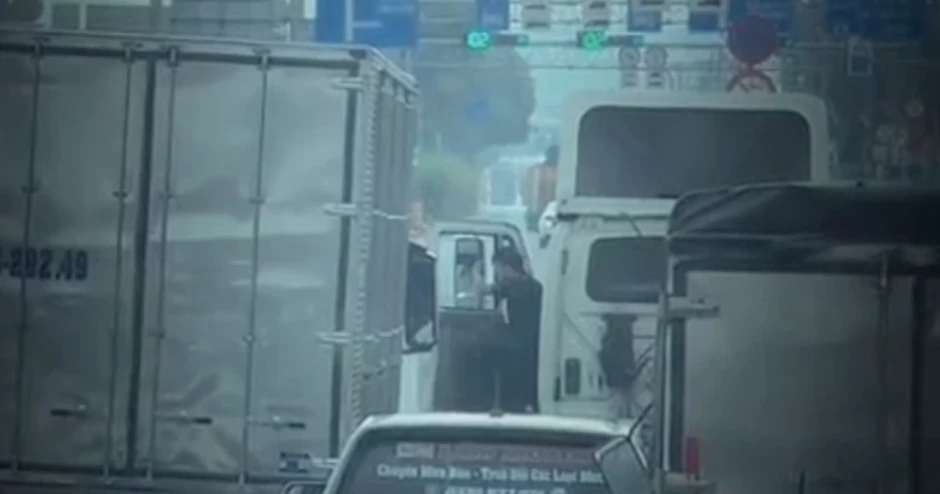 Tài xế xe container lạng lách sau mâu thuẫn giao thông ở TPHCM Tài xế xe container lạng lách sau mâu thuẫn giao thông ở TPHCM