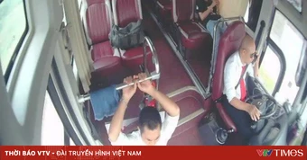 Tài xế xe khách bị phạt vì vừa lái xe vừa dùng điện thoại