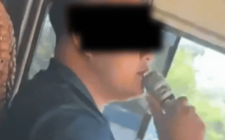 Tài xế xe khách vừa lái xe, vừa hát karaoke bị xử phạt Tài xế xe khách vừa lái xe, vừa hát karaoke bị xử phạt