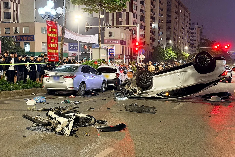 Tài xế xe Lexus ngủ gật, gây tai nạn liên hoàn trên phố Trung Kính (Hà Nội)
