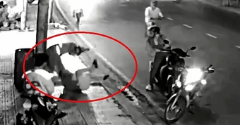 Tài xế xe ôm công nghệ quật ngã, dùng chân đá liên tiếp vào đầu nam thanh niên ở phường Thủ Đức