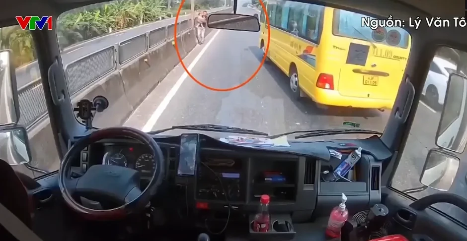 Tài xế xe tải phanh gấp, lao ra xuống cứu bé gái giữa Quốc lộ 1 Tài xế xe tải phanh gấp, lao ra xuống cứu bé gái giữa Quốc lộ 1