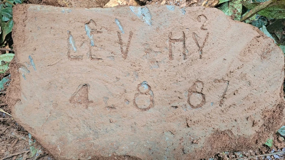 Tấm bia khắc chữ "LÊ V HỶ - 4.8.67":Thắp hy vọng tìm thấy liệt sĩ của gia đình ở Hải Phòng Tấm bia khắc chữ "LÊ V HỶ - 4.8.67":Thắp hy vọng tìm thấy liệt sĩ của gia đình ở Hải Phòng
