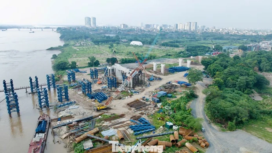 Tạm đóng đường đê Long Biên - Xuân Quan vào ban đêm để thi công cầu Trần Hưng Đạo