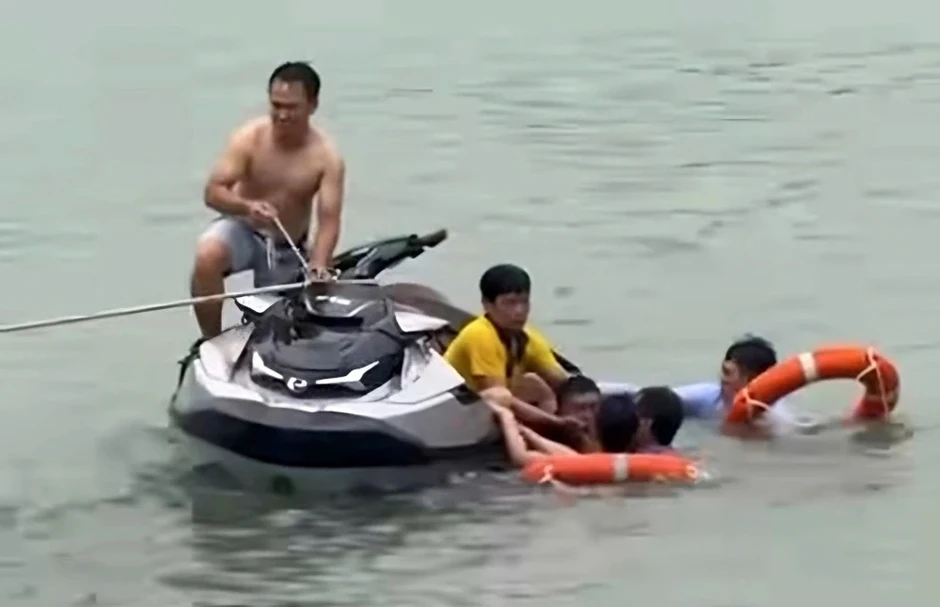 Tạm dừng hoạt động trải nghiệm flyboard ở Ninh Bình sau sự cố hai người gặp nạn Tạm dừng hoạt động trải nghiệm flyboard ở Ninh Bình sau sự cố hai người gặp nạn