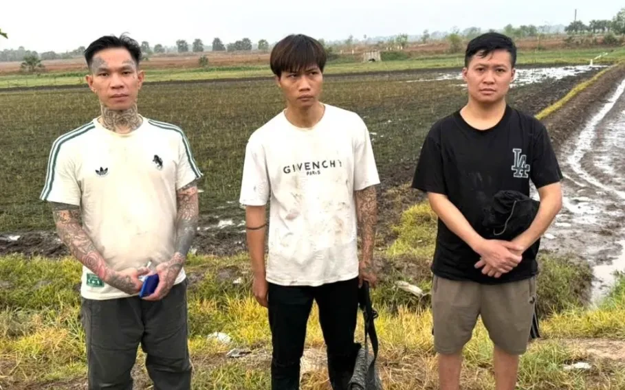 Tạm giữ các đối tượng nhập cảnh trái phép từ nước ngoài vào Việt Nam Tạm giữ các đối tượng nhập cảnh trái phép từ nước ngoài vào Việt Nam