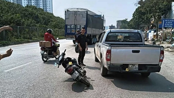 Tạm giữ tài xế xe bán tải "tạt đầu" chèn ngã người đi xe máy chở trẻ em