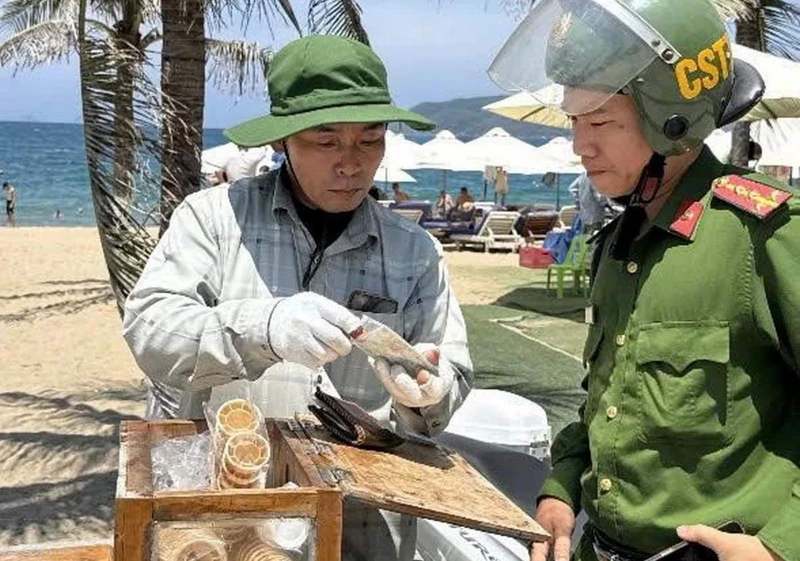 Tạm giữ xe bán kem ở phố biển Nha Trang bị nữ du khách nước ngoài tố... chặt chém