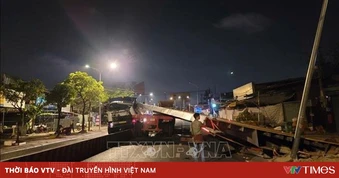 Tấm thép 15m đè bẹp cabin xe rác, một người tử vong