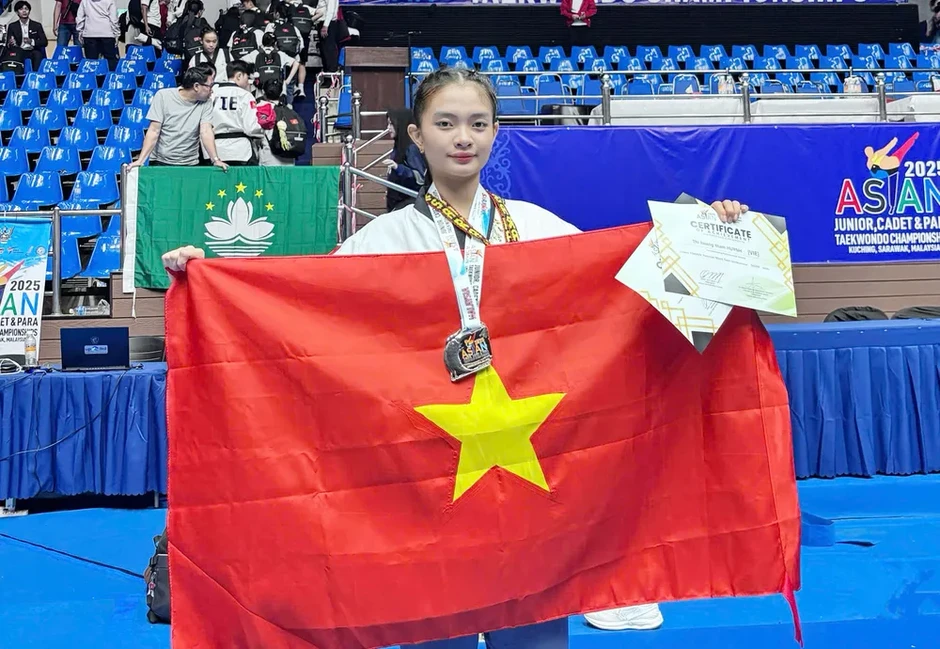 Tân sinh viên sư phạm với Huân chương Lao động hạng ba Tân sinh viên sư phạm với Huân chương Lao động hạng ba