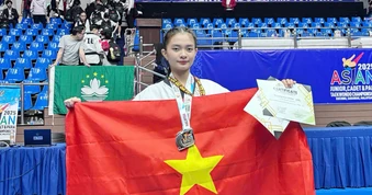 Tân sinh viên sư phạm với Huân chương Lao động hạng ba