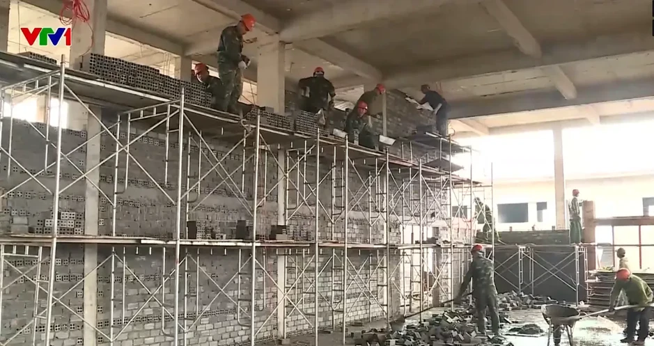 Tăng ca, đẩy nhanh tiến độ xây trường nội trú liên cấp để kịp khai giảng Tăng ca, đẩy nhanh tiến độ xây trường nội trú liên cấp để kịp khai giảng