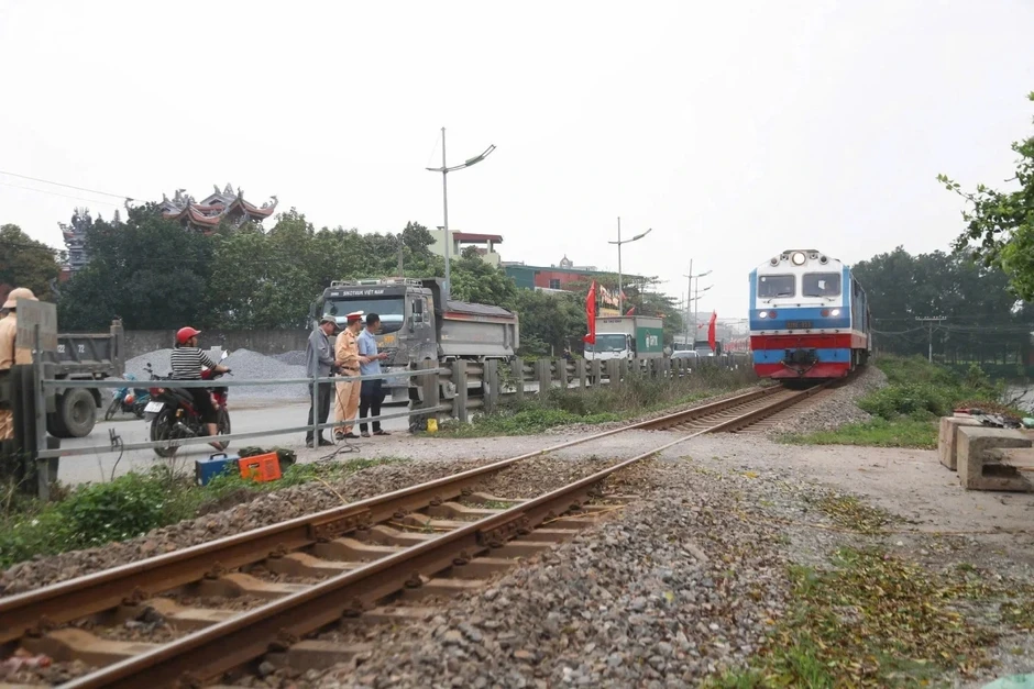 Tăng chốt xử phạt, cảnh báo từ xa, xoá lối đi tự mở để ngăn tai nạn đường sắt Tăng chốt xử phạt, cảnh báo từ xa, xoá lối đi tự mở để ngăn tai nạn đường sắt