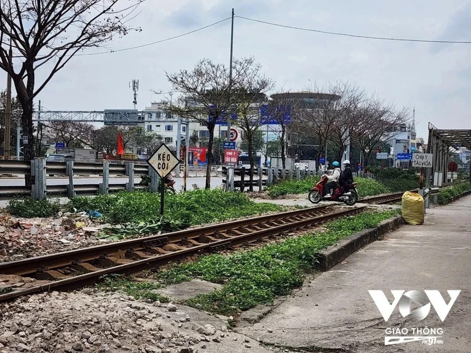 Tăng chốt xử phạt, cảnh báo từ xa, xoá lối đi tự mở để ngăn tai nạn đường sắt Tăng chốt xử phạt, cảnh báo từ xa, xoá lối đi tự mở để ngăn tai nạn đường sắt