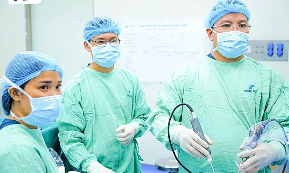 Tặng giấy khen 2 bác sĩ cứu người ngã quỵ tại sân thể thao