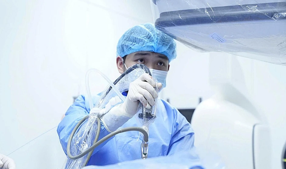 Tặng giấy khen 2 bác sĩ cứu người ngã quỵ tại sân thể thao