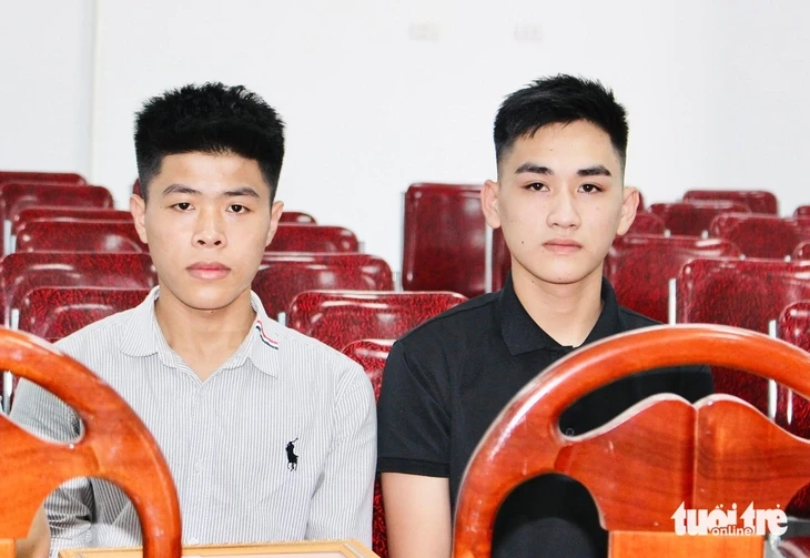 Tặng giấy khen cho hai nam sinh cứu nữ sinh nhảy cầu Tặng giấy khen cho hai nam sinh cứu nữ sinh nhảy cầu