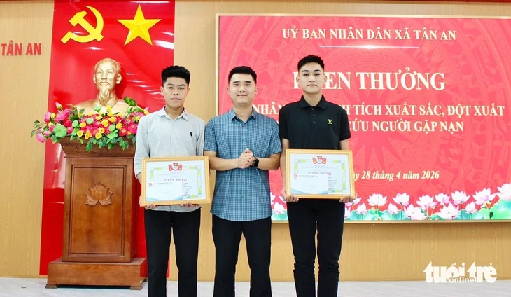 Tặng giấy khen cho hai nam sinh cứu nữ sinh nhảy cầu Tặng giấy khen cho hai nam sinh cứu nữ sinh nhảy cầu
