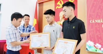 Tặng giấy khen cho hai nam sinh cứu nữ sinh nhảy cầu