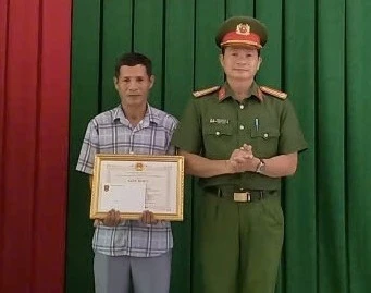 Tặng giấy khen cho người lao xuống sông cứu nữ sinh tự tử Tặng giấy khen cho người lao xuống sông cứu nữ sinh tự tử