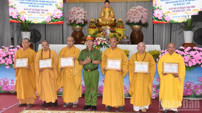 Tăng ni, Phật tử tỉnh Đồng Tháp tham gia bảo đảm trật tự, an toàn giao thông Tăng ni, Phật tử tỉnh Đồng Tháp tham gia bảo đảm trật tự, an toàn giao thông