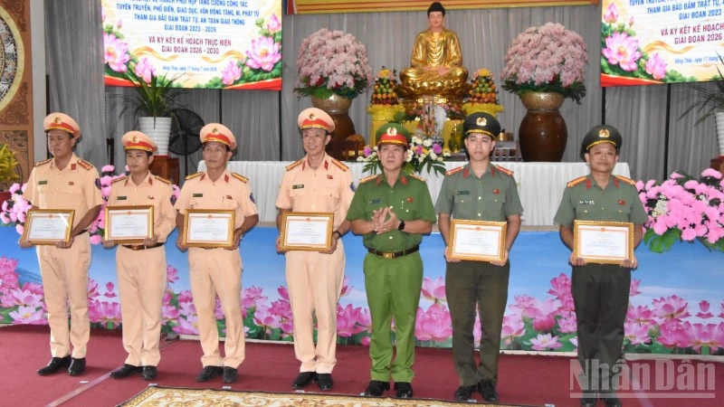 Tăng ni, Phật tử tỉnh Đồng Tháp tham gia bảo đảm trật tự, an toàn giao thông Tăng ni, Phật tử tỉnh Đồng Tháp tham gia bảo đảm trật tự, an toàn giao thông