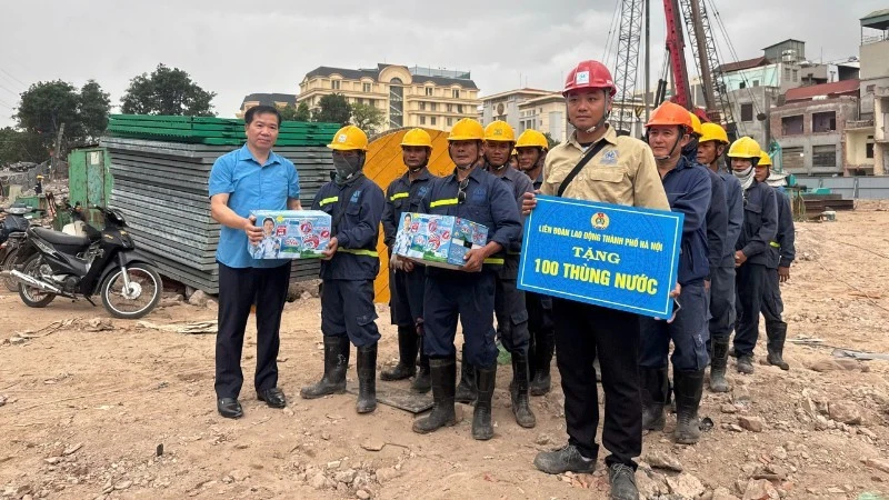 Tặng nước động viên người lao động Thủ đô trong thời tiết nắng nóng