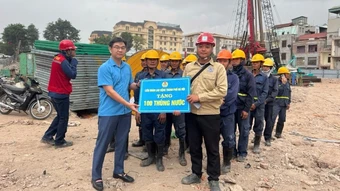 Tặng nước động viên người lao động Thủ đô trong thời tiết nắng nóng