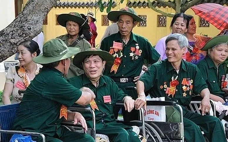 Tặng quà cho hơn 1,56 triệu người có công dịp kỷ niệm 79 năm Ngày Thương binh - Liệt sĩ Tặng quà cho hơn 1,56 triệu người có công dịp kỷ niệm 79 năm Ngày Thương binh - Liệt sĩ
